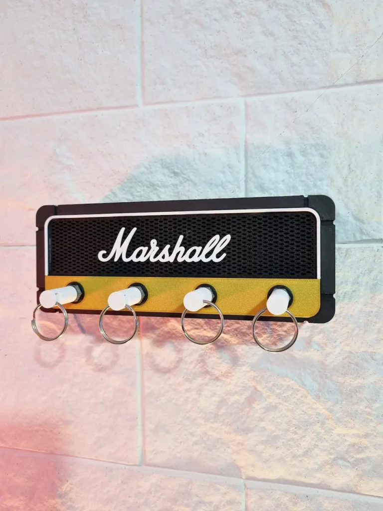 Porta llaves Marshall con forma de mini amplificador colgado en la pared