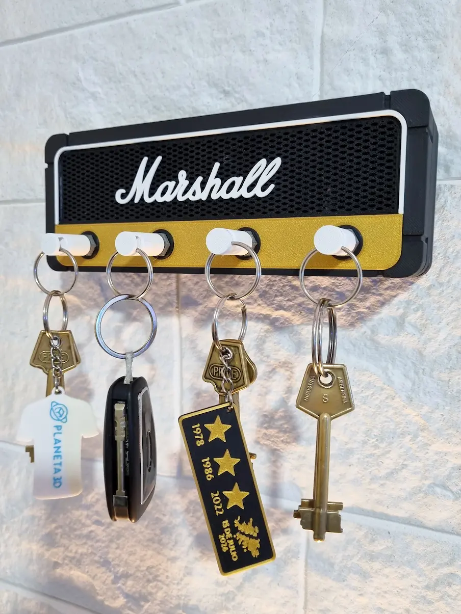Porta llaves Marshall impreso en 3D colgado en la pared, vista de detalle
