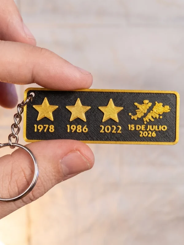 Llavero con tres estrellas de los Mundiales de Argentina y homenaje al 15 de julio 2026 vs Inglaterra