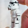 Miniatura articulada Stormtrooper impresa en 3D, vista de perfil