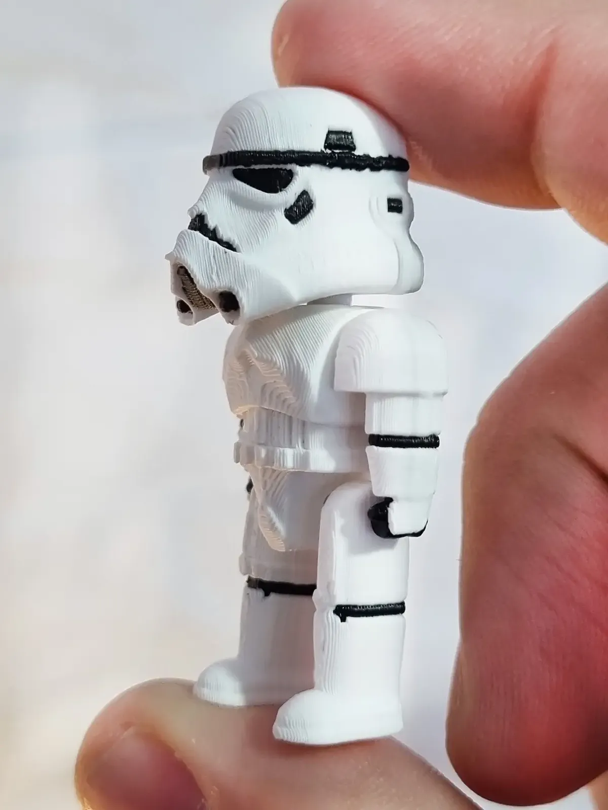Miniatura articulada Stormtrooper impresa en 3D, vista de perfil